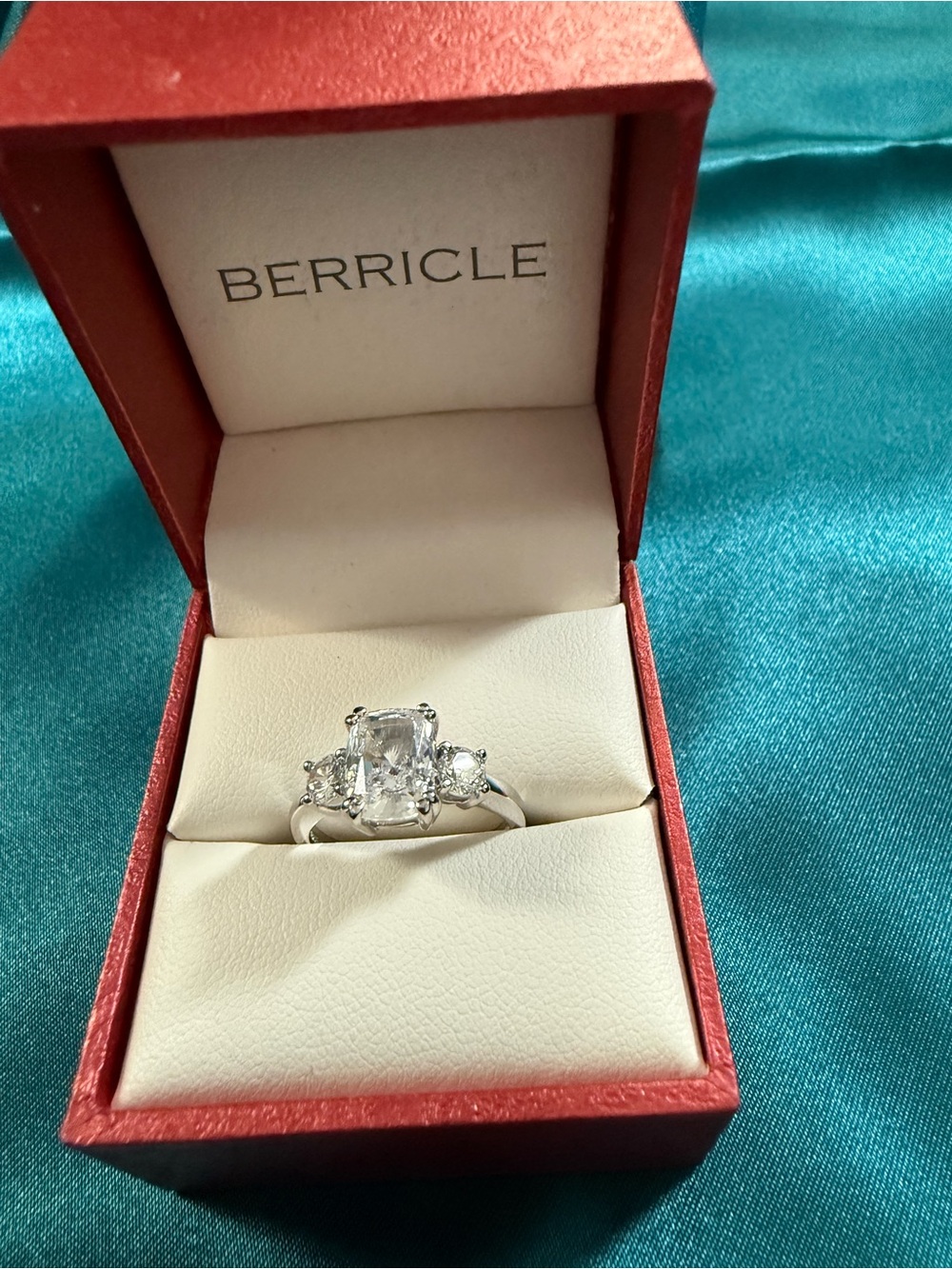 BERRICLE Silver Clear Three-Stone Cushion Ring